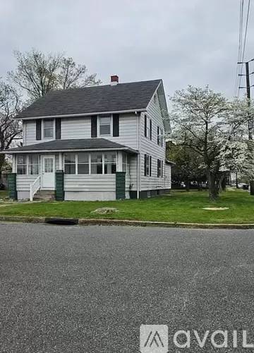 Main picture of 102 Gauntt St