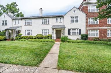 Main picture of 18 W Locke Ln
