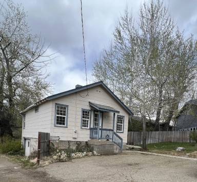 Main picture of 210A E Lake St