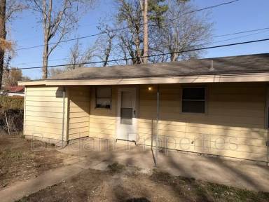Main picture of 1615 1/2 N Main St