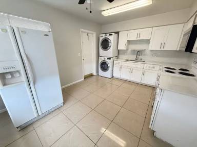 Main picture of 3913 SW 51st St