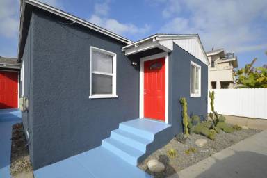 Main picture of 1069 1/2 Alamitos Ave