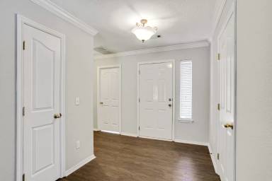 Main picture of 1010 S Liberty Dr