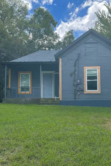 Main picture of 2222 W Bond St
