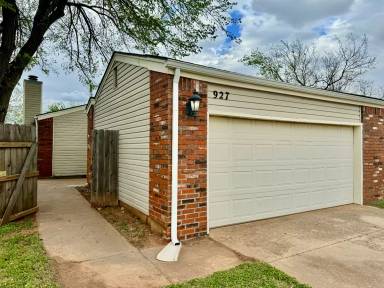 Main picture of 927 Swan Lake Ct