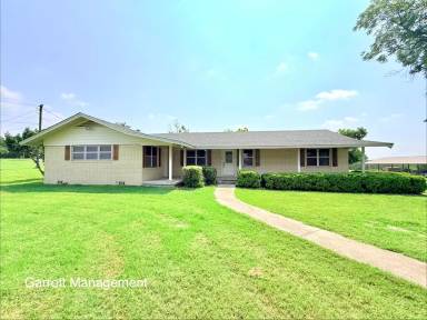 Main picture of 1074 N Highway 281