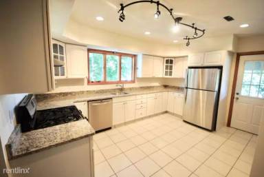 Main picture of 15 Taylor St