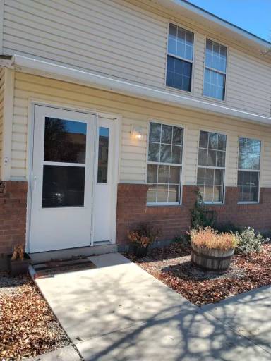 Main picture of 410 W 6th St