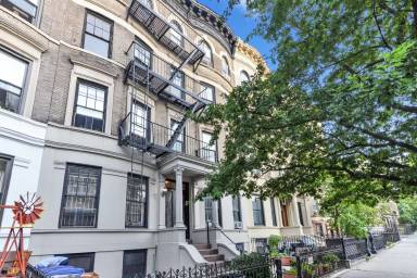Main picture of 207 8th Ave