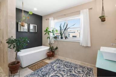 Main picture of 527 Titan St