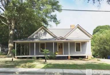 Main picture of 452 College St