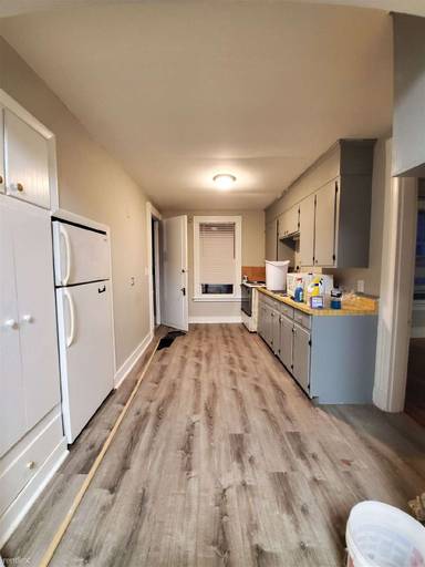 Main picture of 476 Thompson Ave