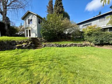Main picture of 909 W Emerson St