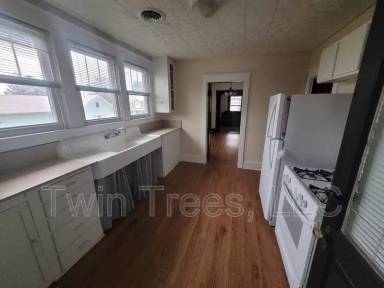 Main picture of 5747 Main St