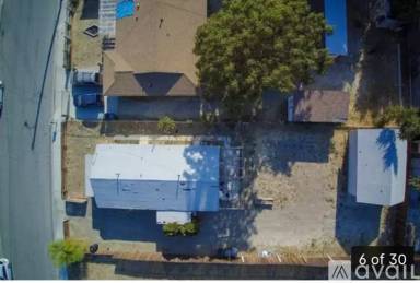 Main picture of 231 W 6th St