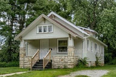 Main picture of 2431 E 68th St