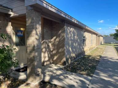 Main picture of 121 Cambridge Dr