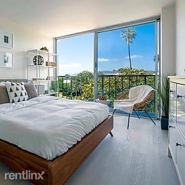 Main picture of 220 San Vicente Blvd