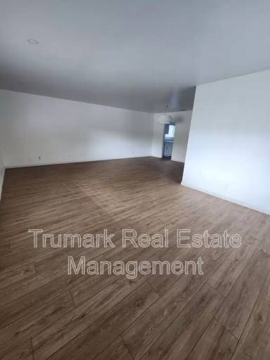 Main picture of 1835 Lake St