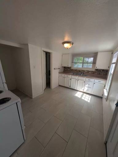 Main picture of 2401 Biehn St