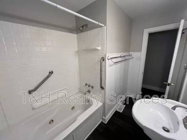Main picture of 2920 E 5th St