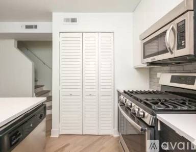 Main picture of 944 W Grace St Apartments