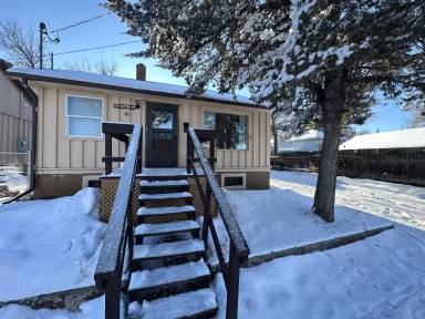 Main picture of 320 2nd Ave