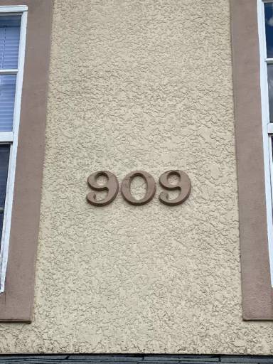 Main picture of 909 E Main St