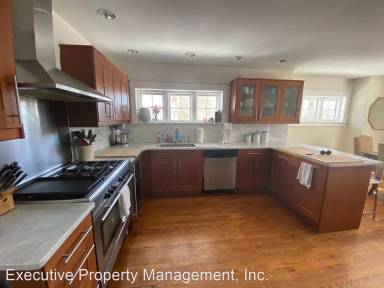 Main picture of 225 W Wayne Ave