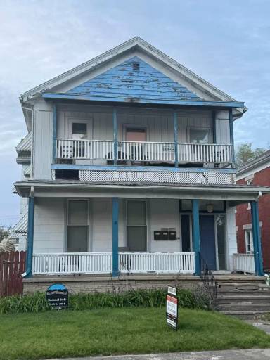 Main picture of 223 W Harrison St