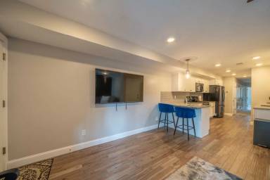 Main picture of 225 E Market St