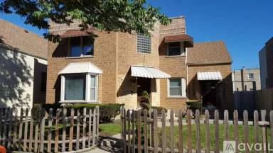 Main picture of 3044 W Addison St
