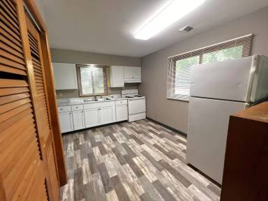 Main picture of 1131 1/2 Maple St