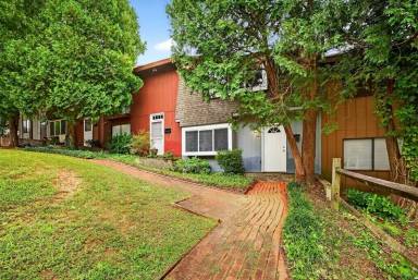 Main picture of 94 Woodlake Dr