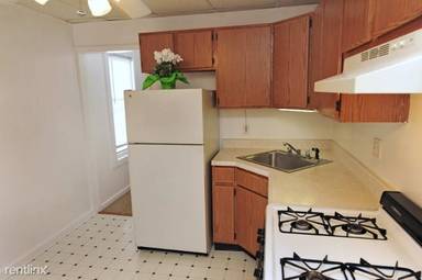 Main picture of 989 N Broadway