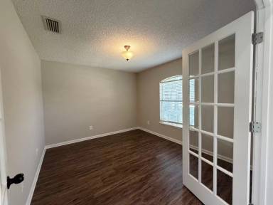 Main picture of 6902 Southern Oaks Dr W
