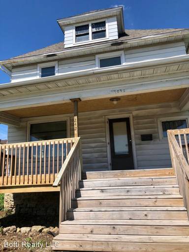 Main picture of 1242 N Main St