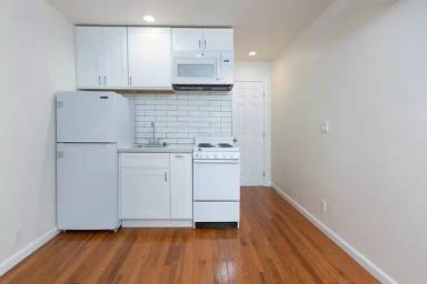 Main picture of 206 W 10th St