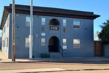 Main picture of 2735 Commercial St