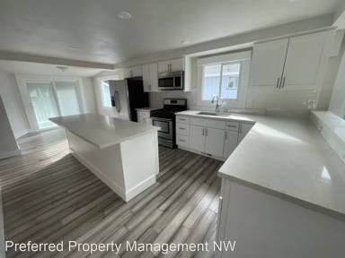Main picture of 10318 Midvale Ave N