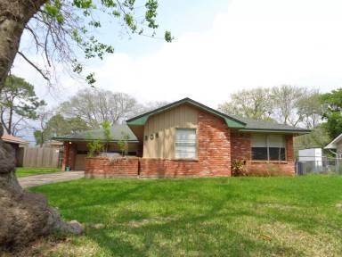 Main picture of 305 Carnation St