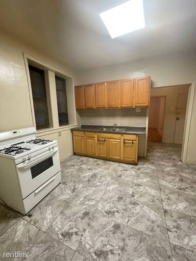 Main picture of 9 1/2 Grant Ave