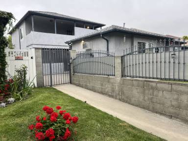 Main picture of 12719 Oxnard St