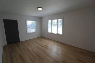 Main picture of 327 E Bridgeport Ave