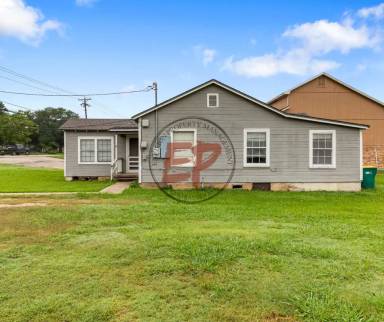 Main picture of 706 N Robinson Dr