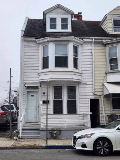 Main picture of 958 E Princess St
