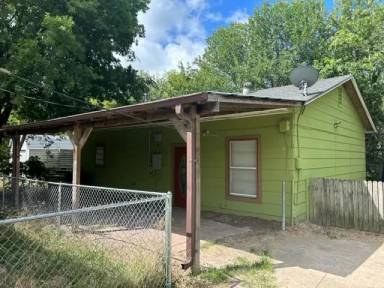Main picture of 708 Lewis St