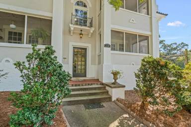 Main picture of 72 W End Blvd