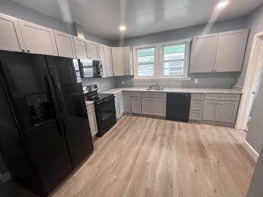 Main picture of 124 W Howard St