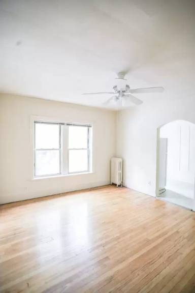 Main picture of 1052 W Roscoe St